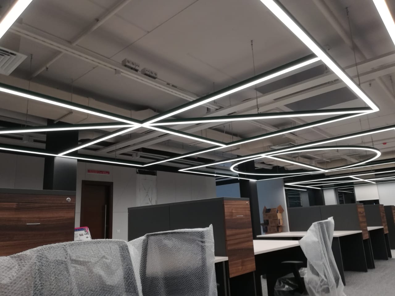 подвесные светодиодные светильники в офисе nokian tyres